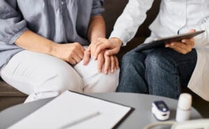 Paciente recibiendo apoyo psicológico para manejo emocional en enfermedad terminal