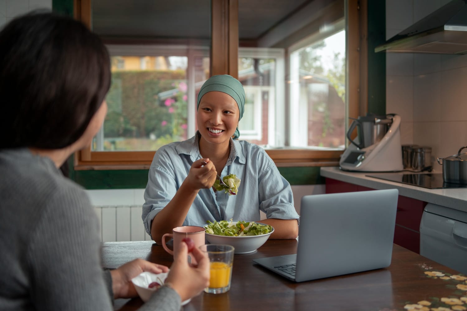 Paciente recibiendo cuidados paliativos con alimentación saludable y nutritiva